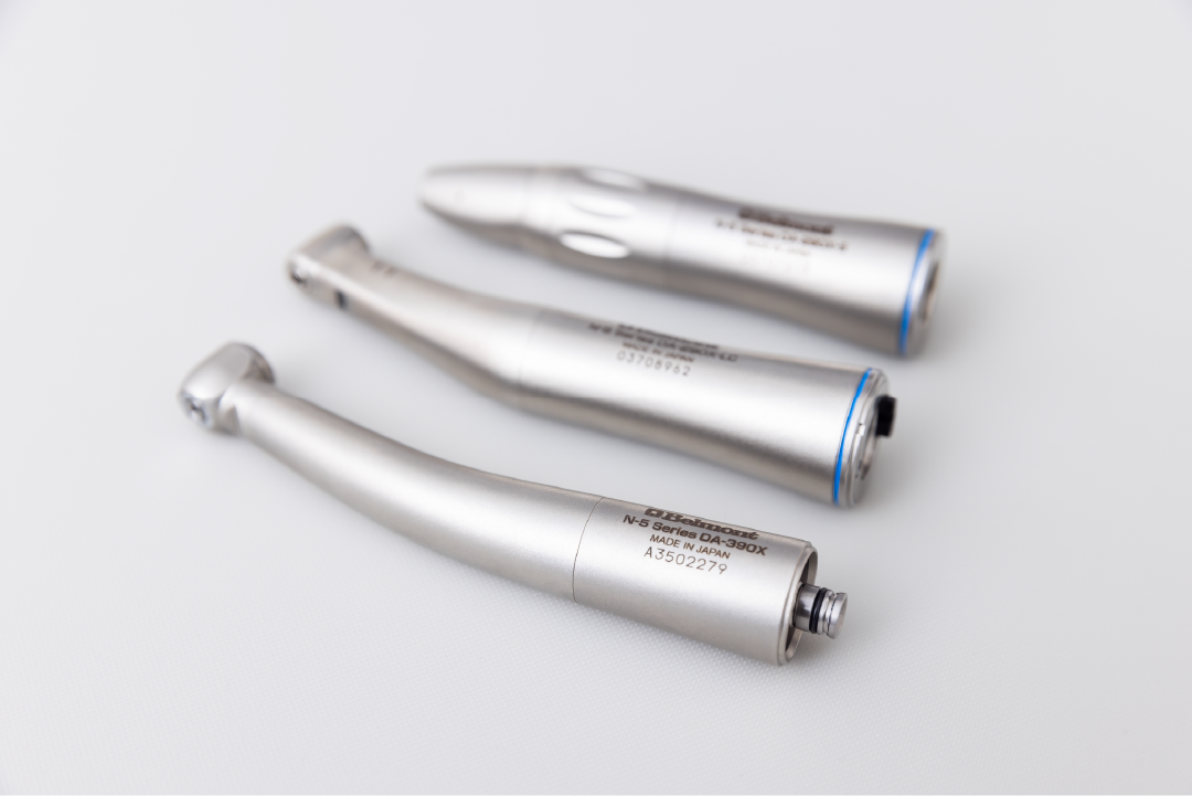 モニターを用いて患者様に説明をする院長